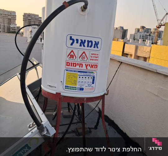 דוד שמש על גג עם צינור וחיבורים